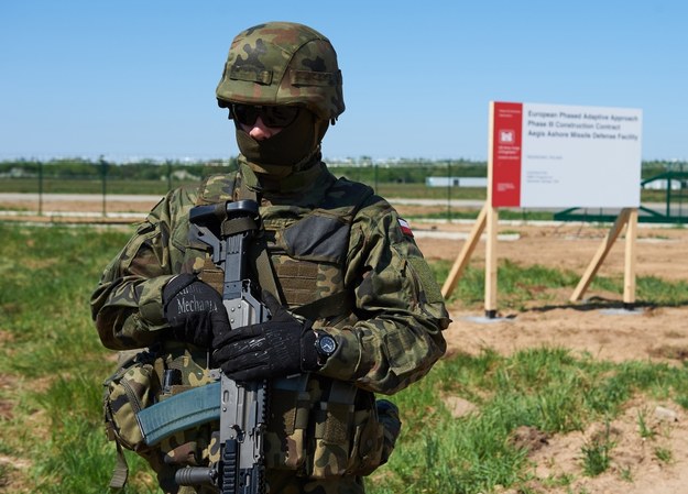 Patrol wojskowy przy bramie wjazdowej do bazy w Redzikowie /Adam Warżawa /PAP