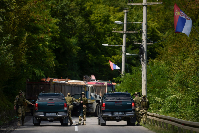 Patrol żołnierzy NATO w pobliżu barykady drogowej ustawionej przez etnicznych Serbów w pobliżu miejscowości Zubin Potok. /ARMEND NIMANI/AFP/East News /East News