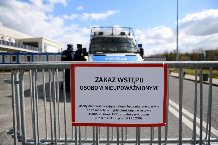 Patrole policji przed Szpitalem Zakaźnym w Wielospecjalistycznym Szpitalu Miejskim im. Józefa Strusia z ZOL SPZOZ w Poznaniu /Jakub Kaczmarczyk /PAP