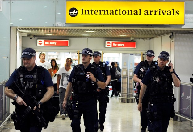 Patrole policyjne na brytyjskich lotniskach /FACUNDO ARRIZABALAGA /PAP/EPA