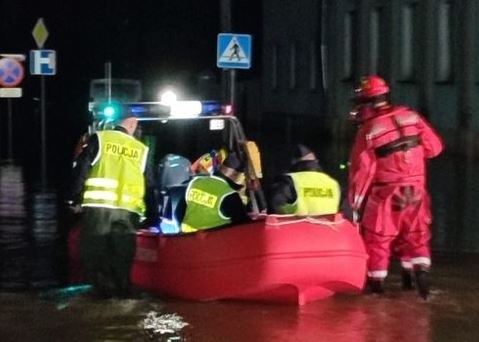 Patrole trwają w dzień i w nocy /Policja