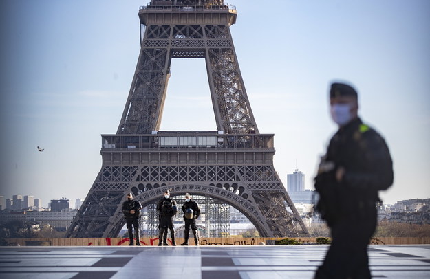 Patrole w całej Francji pilnują przestrzegania wprowadzonych obostrzeń /IAN LANGSDON /PAP/EPA