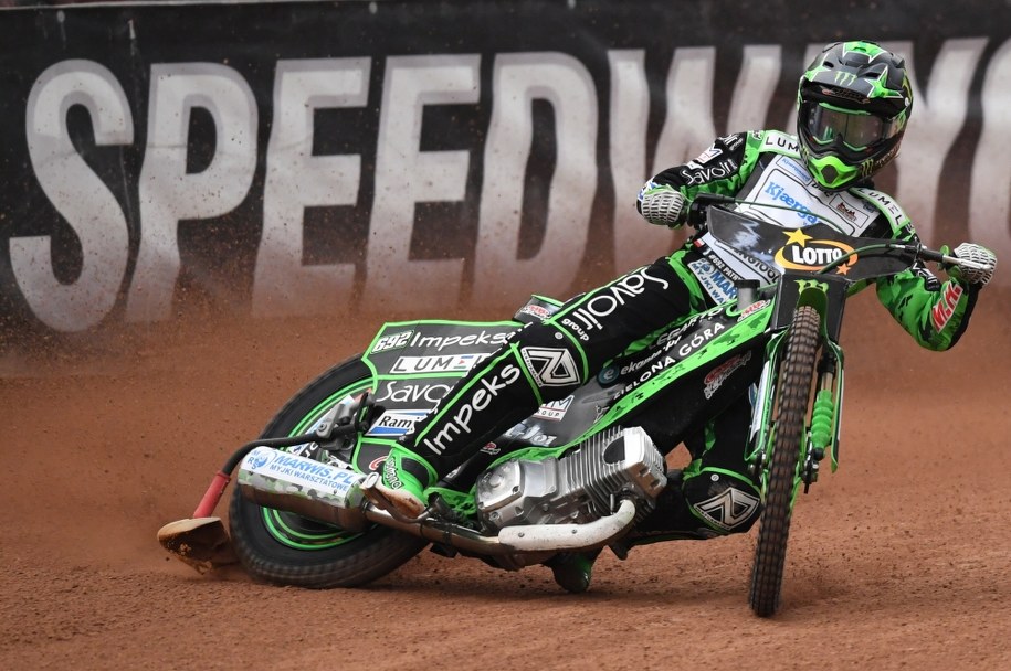 Patryk Dudek na torze podczas oficjalnego treningu przed zawodami LOTTO Warsaw FIM Speedway Grand Prix of Poland (Warszawa, 12 maja 2017) /Bartłomiej Zborowski /PAP