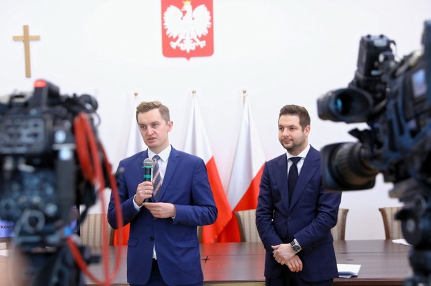 Patryk jaki i Sebastian Kaleta na konferencji prasowej /	Rafał Guz   /PAP