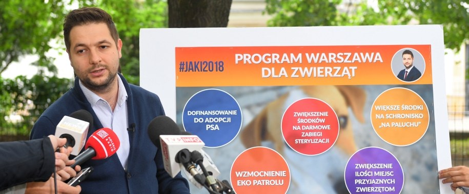 Patryk Jaki na konferencji prasowej /Radek Pietruszka /PAP