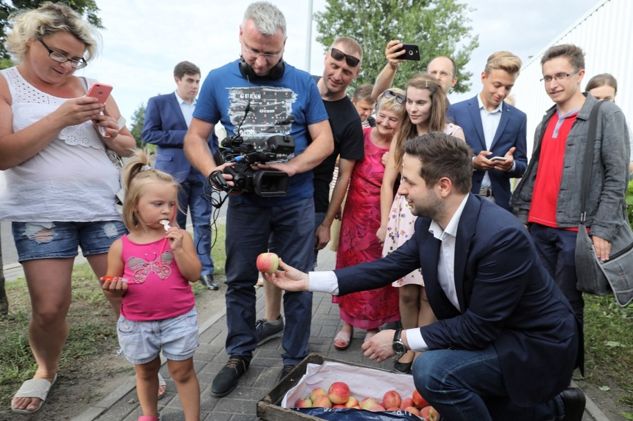 Patryk Jaki rozdaje jabłka /Paweł Supernak /PAP