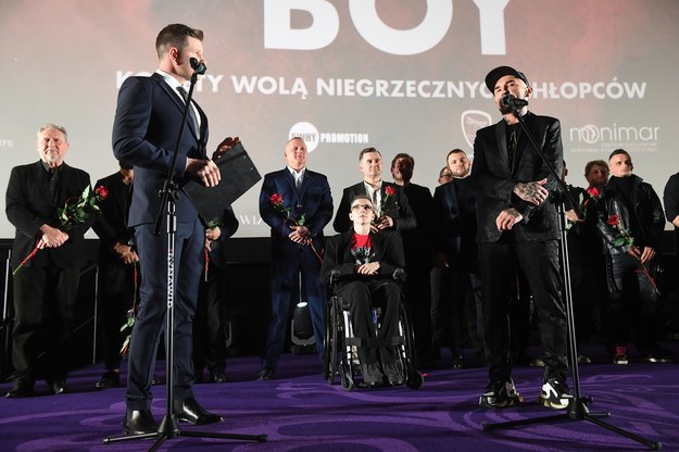 Patryk Vega i aktorzy na premierze filmu "Bad Boy". /Radek  Pietruszka /PAP