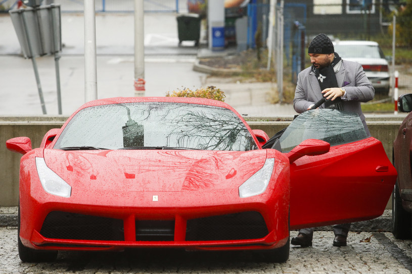 Patryk Vega wsiada do swojego drogiego auta Ferrari 488 /Jordan Krzemiński /AKPA
