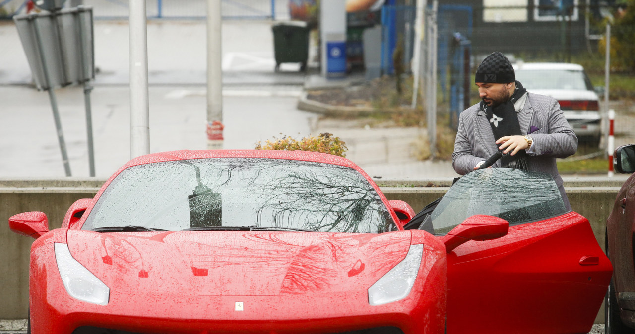 Patryk Vega wsiada do swojego drogiego auta Ferrari 488 /Jordan Krzemiński /AKPA