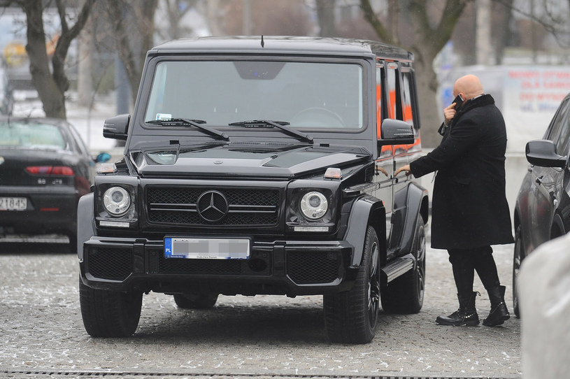 Patryk Vega wsiada do swojego nowego Mercedesa G-klasy, 2015 /Mateusz Jagielski/East News /East News