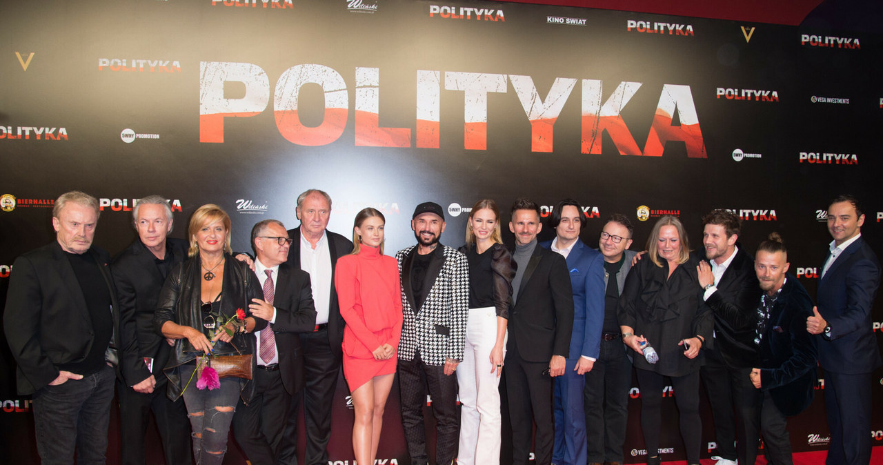 Patryk Vega z obsadą filmu Polityka /East News