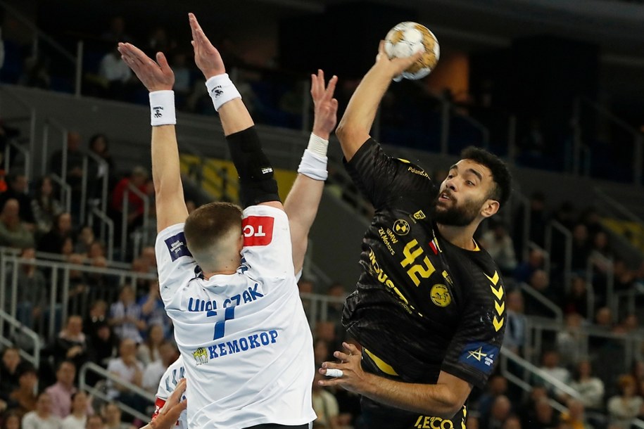 Patryk Walczak z RK Zagrzeb i Hassan Kaddah z Industrii Kielce /ANTONIO BAT /PAP/EPA