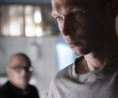 Patryk włamuje się do domku w małym mieście. Wyrok sądu nakazuje mu prace społeczne w puckim hospicjum, gdzie poznaje niezwykłego ks. Jana Kaczkowskiego. Duchowny angażuje młodych chłopaków z zawodówki, na pozór twardych buntowników, w pomoc śmiertelnie chorym. W swojej pracy skupia się na bliskości, czułości i walce o relacje z drugim człowiekiem. Uczy empatii. A czyni to z hurtową ilością humoru, czym zyskuje ogromną popularność. Niedługo później Jan sam staje się pacjentem swojego hospicjum. Patryk zostaje postawiony w sytuacji, która zmieni całe jego życie.   