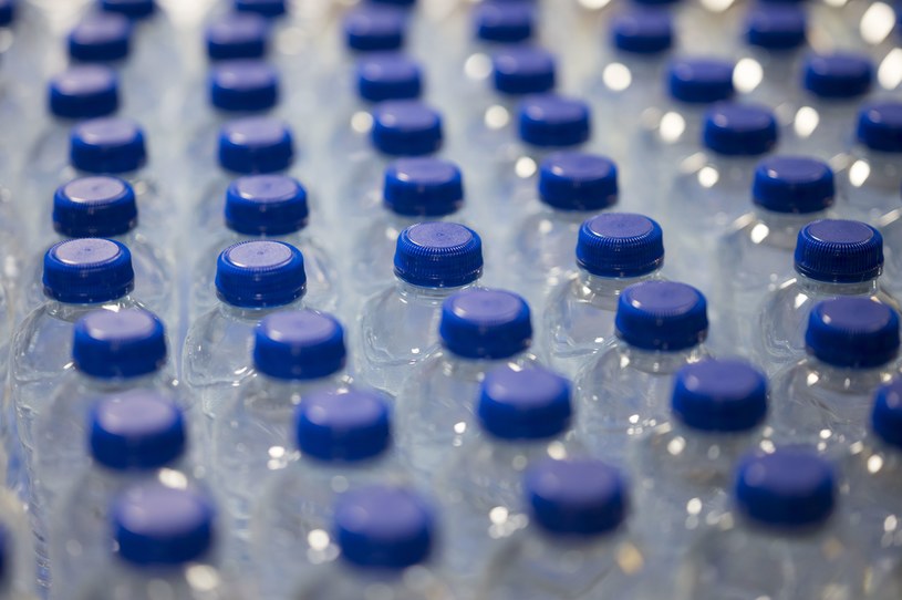 Patrząc na reklamy napojów może się wydawać, że butelki z recyklingu są w Polsce już powszechnie stosowane. Prawda jest jednak nieco inna / Matthew Horwood /Getty Images