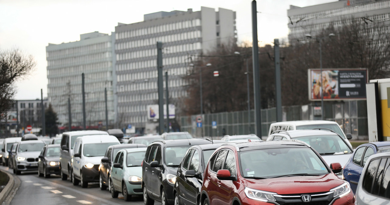 Patrząc na to, ile (i jakich) samochodów jeździ po Krakowie czy Warszawie, badanie można uznać co najmniej za niewiarygodne /Andrzej Banaś/ Polska Press /East News