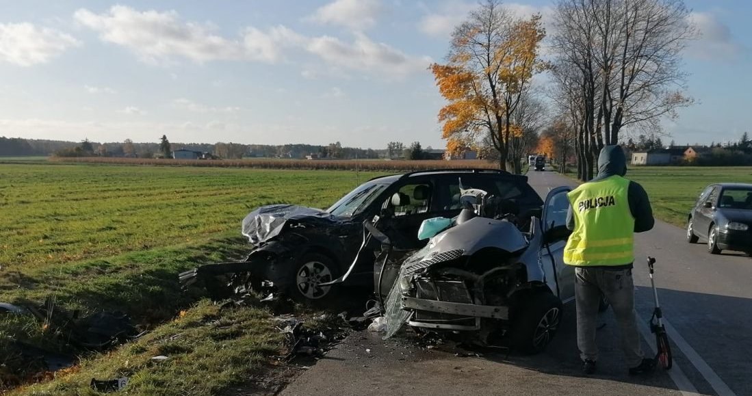 Patrząc na wrak, można uznać za cud, że ktoś przeżył... /Policja