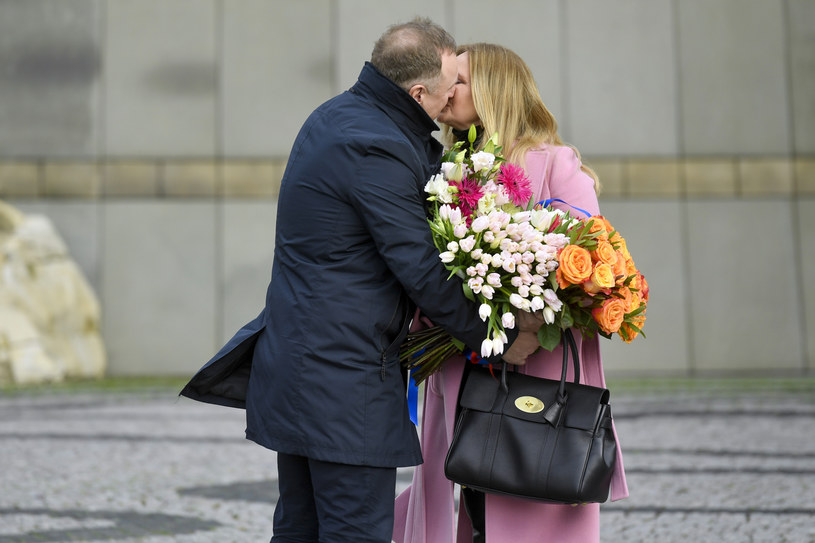 Patrząc na zdjęcia Joanny Kurskiej spod TVP można pomyśleć, że mamy środek wiosny. Takie właśnie wrażenie sprawia płaszcz żony Jacka Kurskiego i naręcza kwiatów /AKPA