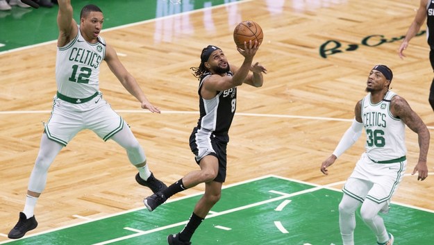 Patty Mills (w środku) podczas meczu San Antonio Spurs z Boston Celtics /CJ GUNTHER /PAP/EPA