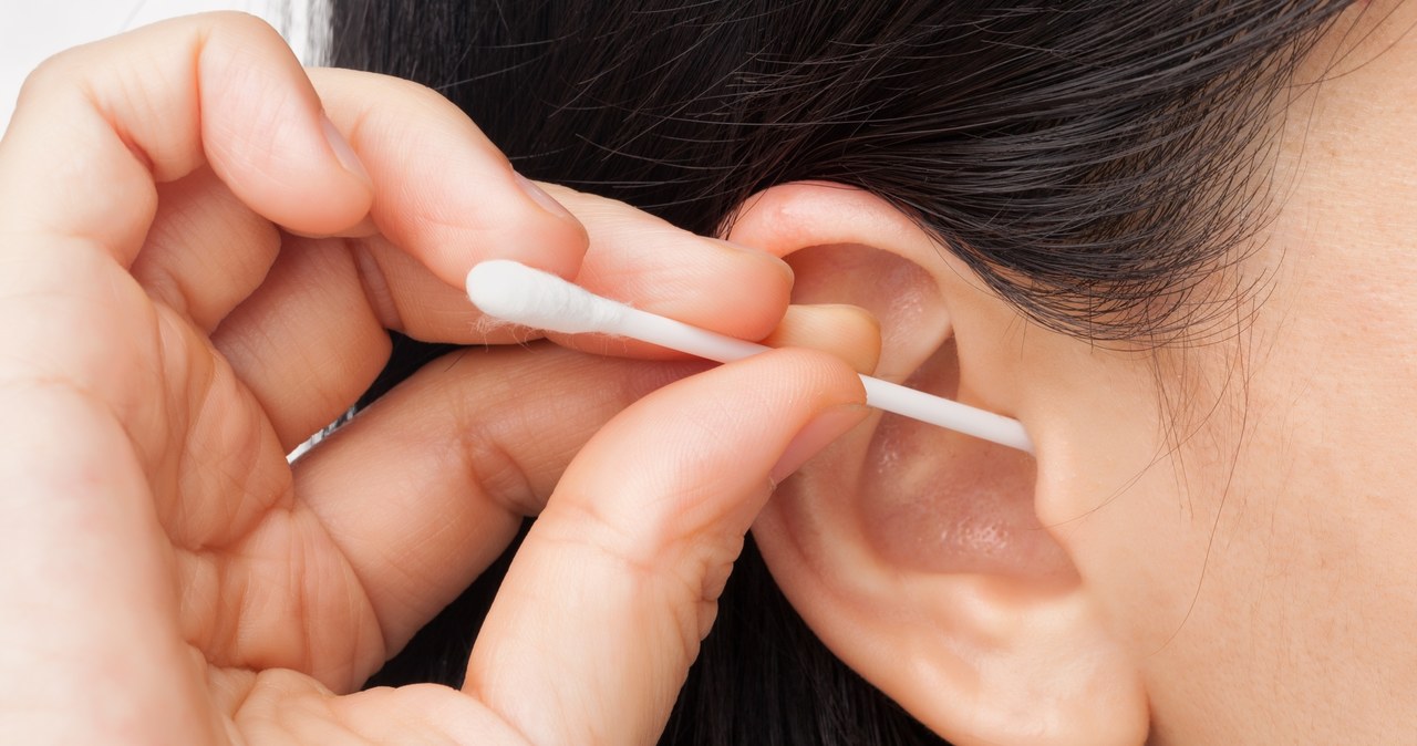 Patyczkami higienicznymi wolno czyścić tylko zewnętrzną część ucha. /Pixel
