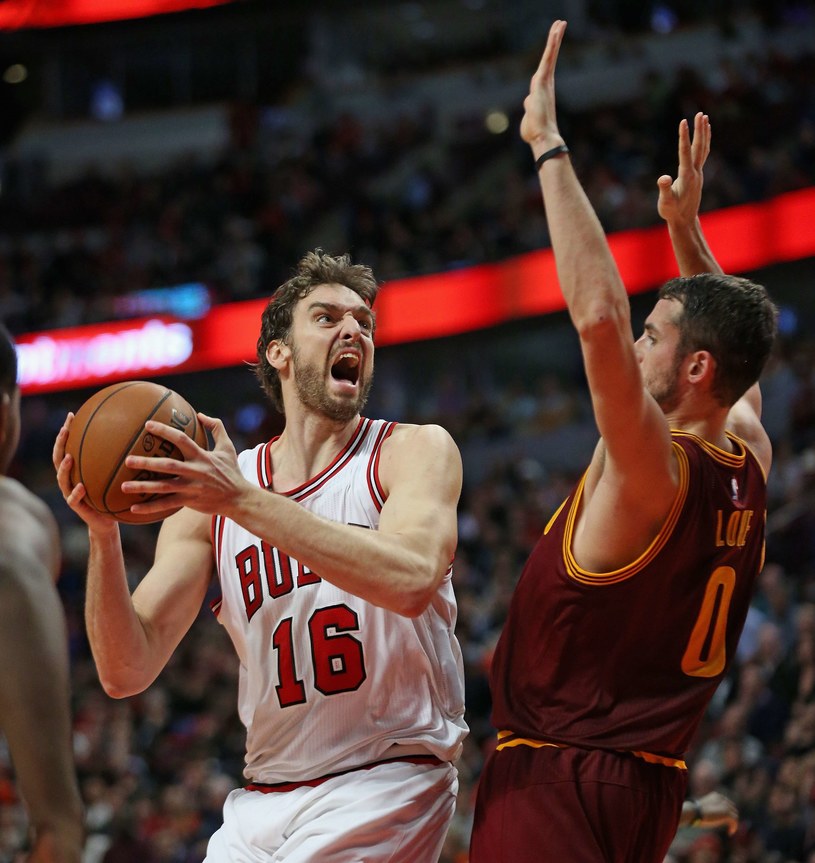 Pau Gasol #16 z Chicago Bulls kontra Kevin Love z Cleveland Cavaliers /AFP