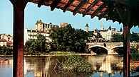 Pau, rzeka Gave de Pau i zamek z XIII w. /Encyklopedia Internautica