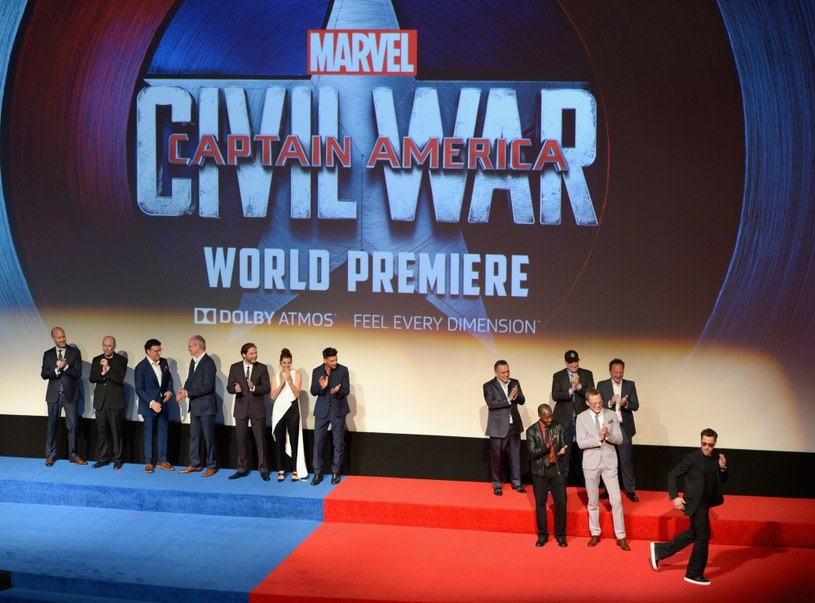 Paul Bettany i ekipa filmu "Kapitan Ameryka: Wojna bohaterów" na światowej premierze produkcji, 12 kwietnia 2016 roku w Los Angeles /Charley Gallay /Getty Images