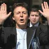 Paul McCartney i jego sztuczne paznokcie /AFP