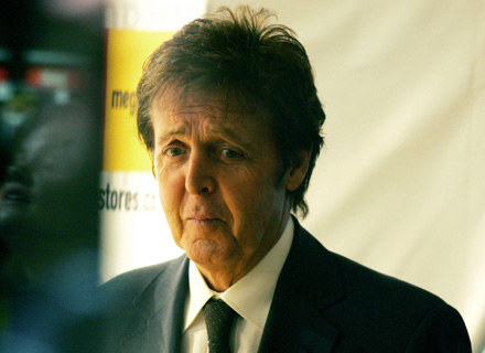 Paul McCartney nie chce widzieć takich min na swoim pogrzebie /arch. AFP