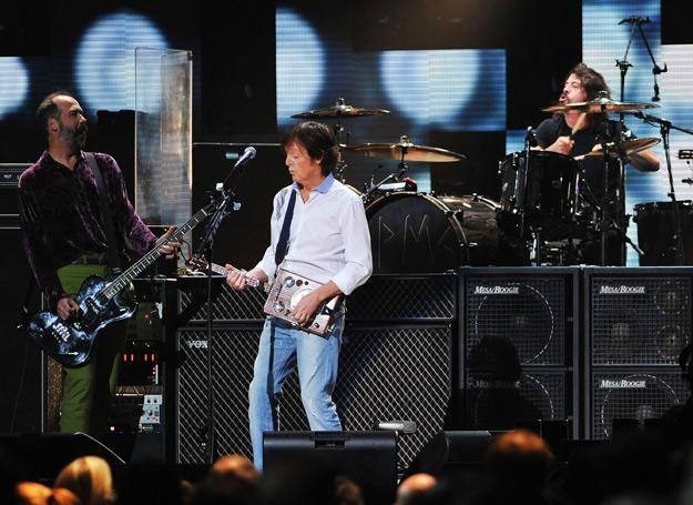 Paul McCartney (w środku) plus Krist Novoselic i Dave Grohl z Nirvany - fot. Larry Busacca /Getty Images/Flash Press Media
