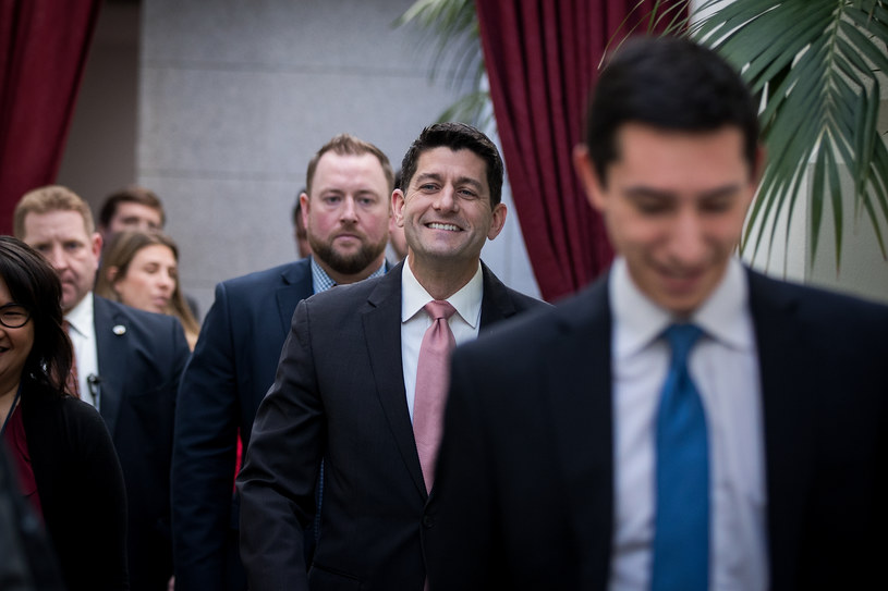 Paul Ryan (w różowym krawacie) /AFP