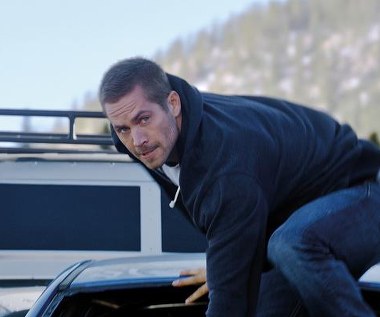 Paul Walker w scenie z filmu "Szybcy i wściekli 7"