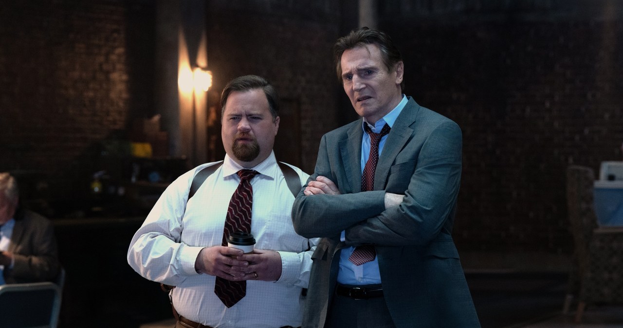 Paul Walter Hauser i Liam Neeson w filmie "Naga broń" /UIP /materiały prasowe