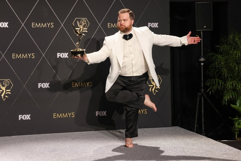 Paul Walter Hauser ze statuetką Emmy za miniserial "Czarny ptak" /Dania Maxwell / Contributor /Getty Images