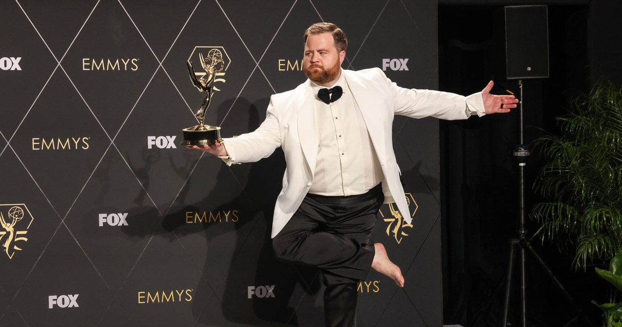 Paul Walter Hauser ze statuetką Emmy za miniserial "Czarny ptak" /Dania Maxwell / Contributor /Getty Images