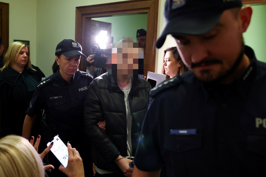 Paulina G. (C) na sali Sądu Okręgowego w Kościerzynie / 	Adam Warżawa    /PAP