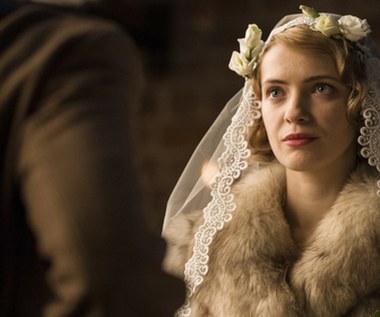 Paulina Gałązka znana jest także widzom historycznego serialu "Stulecie Winnych". "To średnia z trzech sióstr Biernackich. Ta najmocniej stąpającą po ziemi. Jako jedyna nie jest artystką, ma za to zdolności matematyczne" - charakteryzowała swoją bohaterkę w rozmowie z magazynem "Kurier TV". Dodała też, że w sukniach z epoki czuje się, "jakby spełniała dziecięce marzenie o pięknych strojach księżniczki".