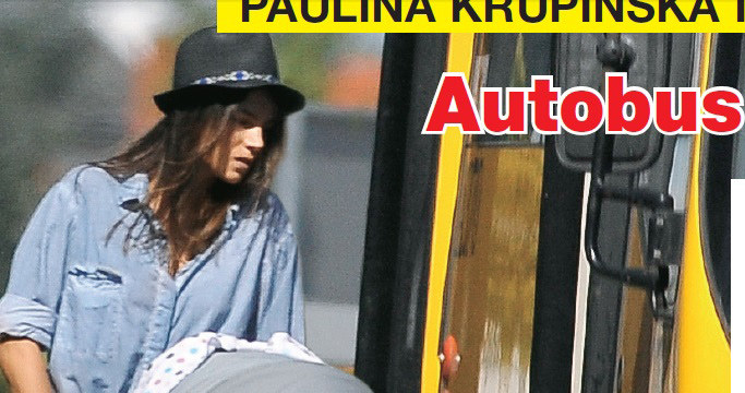 Paulina Krupińska wtacza wózek do autobusu /Na żywo