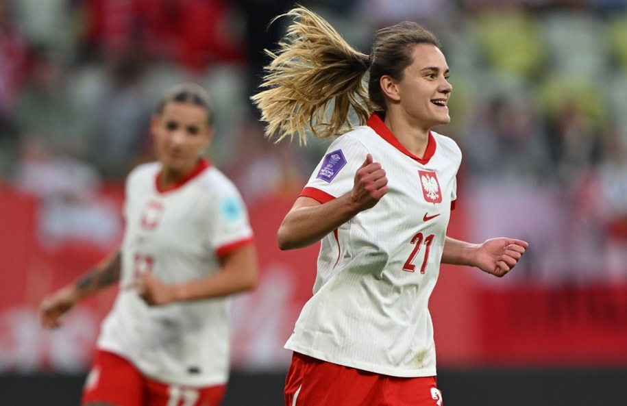Paulina Tomasiak ciesząca się z bramki strzelonej na 3:0 z rzutu karnego podczas meczu grupy 1 dywizji B piłkarskiej Ligi Narodów z Rumunią w Gdańsku /Adam Warżawa /PAP