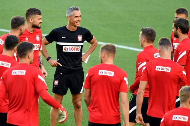 Paulo Sousa w rozmowie z zawodnikami na treningu podczas zgrupowania kadry, na stadionie "Polsat Plus Arena Gdańsk" /Adam Warżawa /PAP