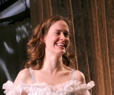 Paulson święci również sukcesy na teatralnej scenie. Występowała na Broadwayu wraz z Lindą Lavin w sztuce na dwóch aktorów „Collected Stories” , a także jako Laura Wingfield w spektaklu „Szklana menażeria” u boku Jessiki Lange.  Na scenie nowojorskiej grała w entuzjastycznie przyjętej przez krytyków sztuce „Killer Joe” Tracy’ego Lettsa, zaś w  Los Angeles można ją było oglądać u boku Alfreda Moliny i Annette Bening w „Wiśniowym sadzie” Czechowa.

Wróciła na scenę teatralną w 2013 r. w produkcji Roundabout Theatre Company wyróżnionej Nagrodą Pulitzera sztuki „Talley’s Folly” Lanforda Wilsona.