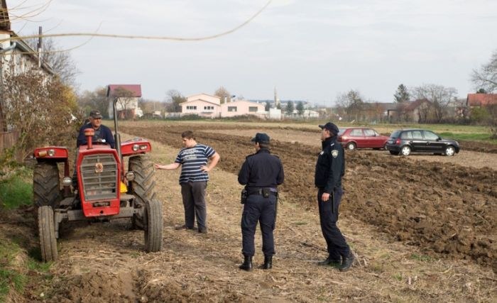Pavao Bedeković w rozmowie z policjantami. Funkcjonariusze po cichu przyznali rację rolnikowi /YouTube