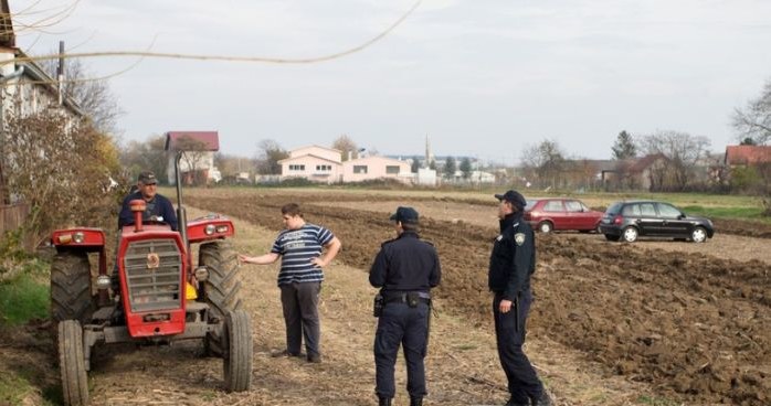 Pavao Bedeković w rozmowie z policjantami. Funkcjonariusze po cichu przyznali rację rolnikowi /YouTube