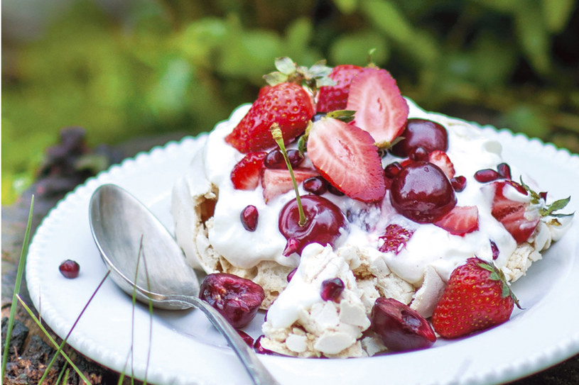 Pavlova w wersji mini z jogurtową bitą śmietaną i owocami /PANI