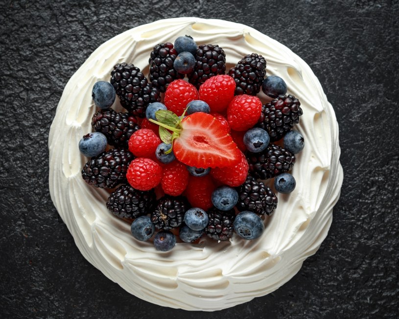 Pavlova z owocami /123RF/PICSEL