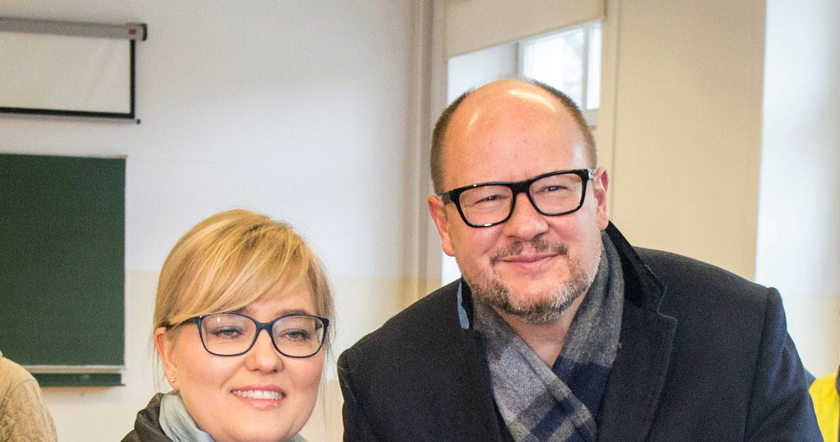 Paweł Adamczowicz z żoną i córką podczas drugiej tury wyborów samorządowych w Gdańsku, listopad 2018 /Piotr Hukalo /East News