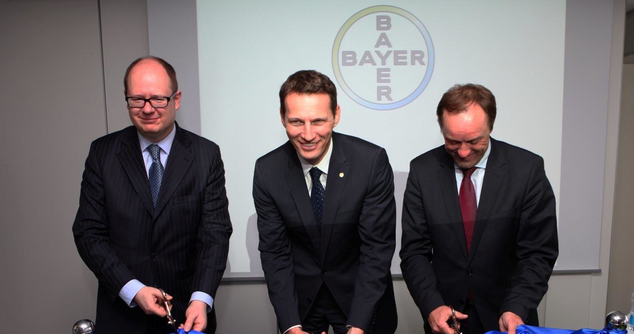 Paweł Adamowicz (L), prezydent Gdańska, Christophe Dumont (Ś), prezes Bayer sp. z o.o., Mieczysław Struk (P), marszałek województwa /.
