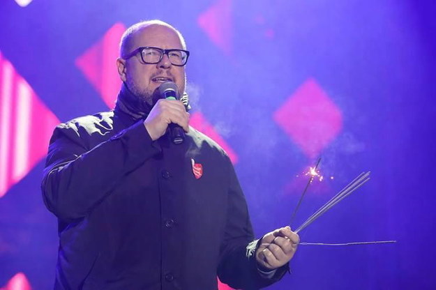 Paweł Adamowicz przemawia ze sceny w trakcie gdańskiego finału WOŚP /Grzegorz Mehring/www.gdansk.pl /PAP/EPA