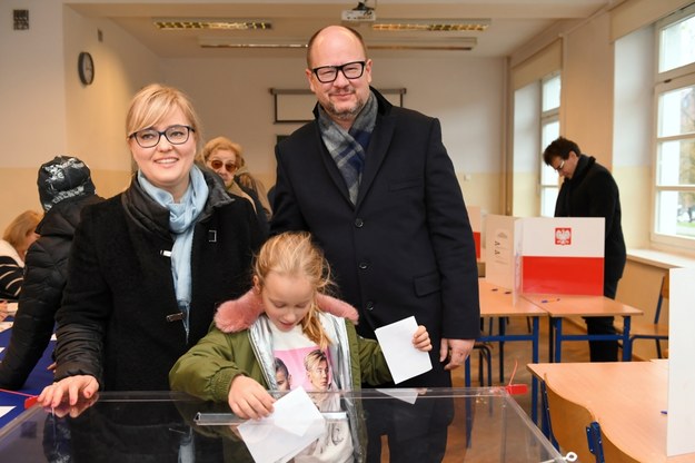 Paweł Adamowicz z rodziną w lokalu wyborczym / 	Adam Warżawa    /PAP