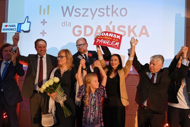 Paweł Adamowicz z uczestnikami konwencji wyborczej / 	Adam Warżawa    /PAP