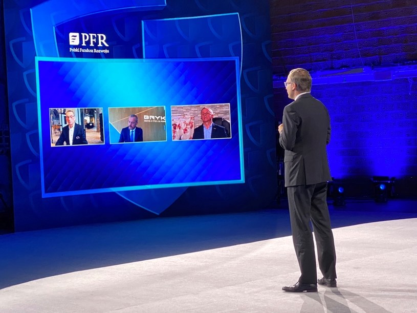 Paweł Borys podczas Forum Gospodarczego PFR rozmawia z przedsiębiorcami. /PFR /&nbsp